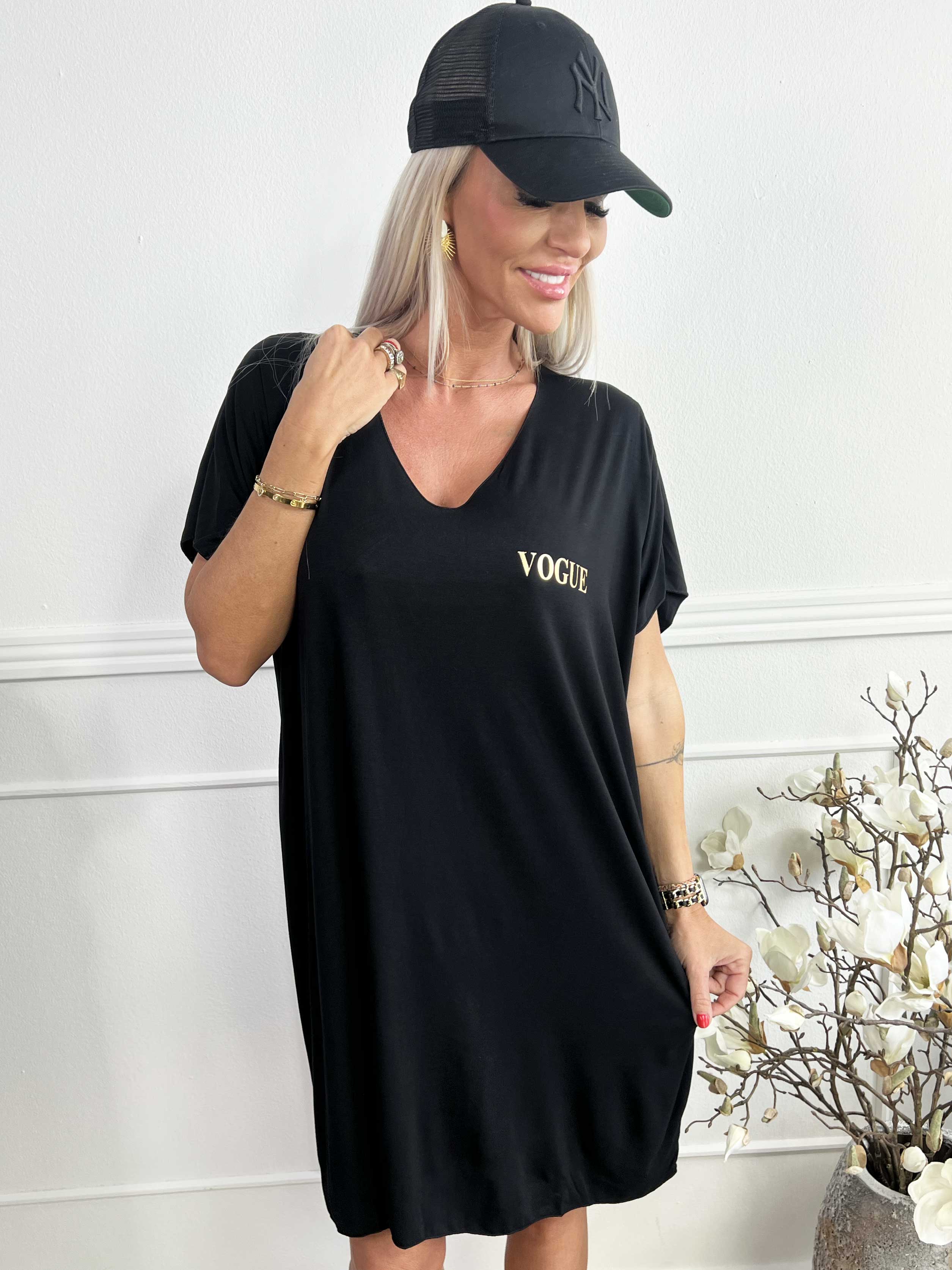Ellen - Oversized t-shirtklänning i viskos med guldbokstäver